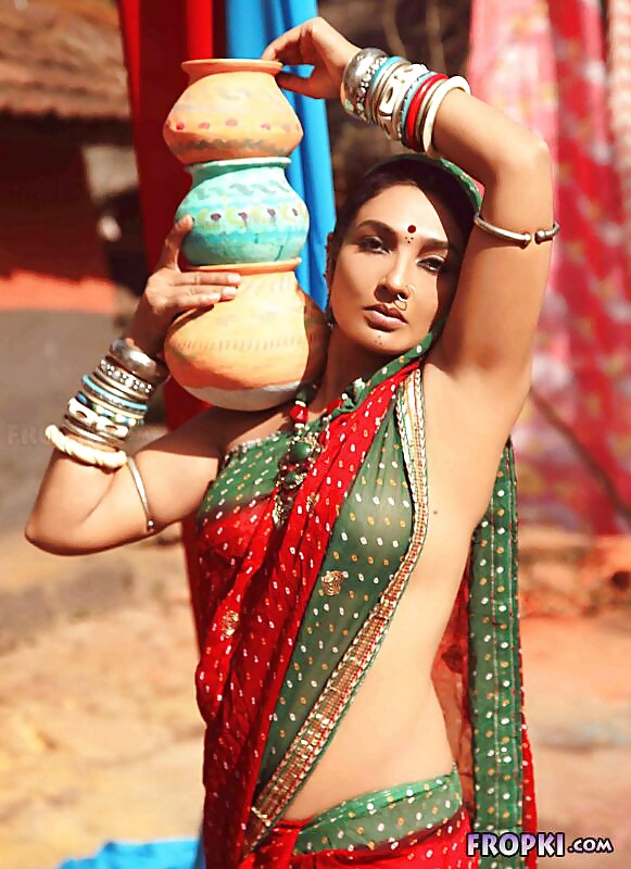 Exposing Indian 18 pict gal