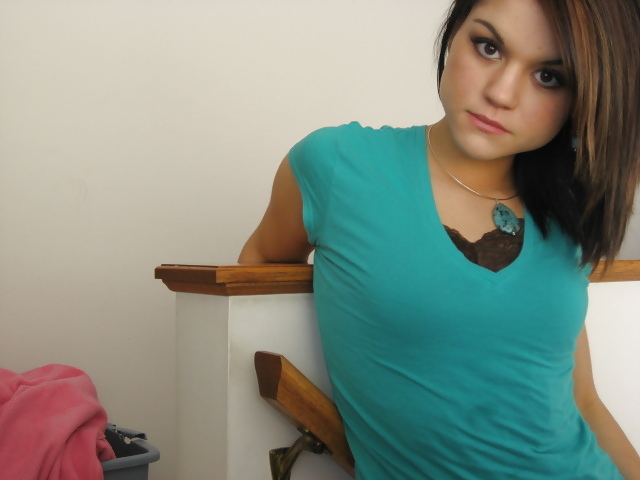 non nude Teen posing pict gal