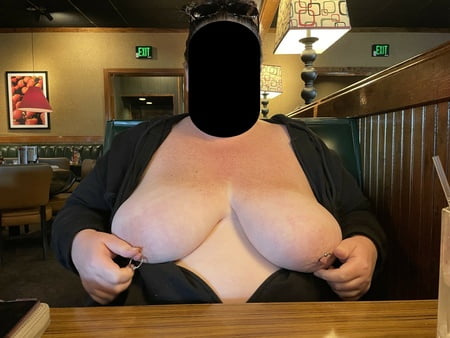 newondoncouple flashing tits at ruby tuesday         