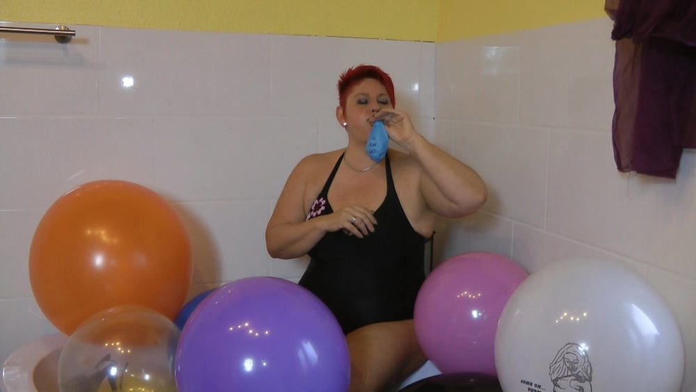 Balloon session in the tub - 15 Photos 