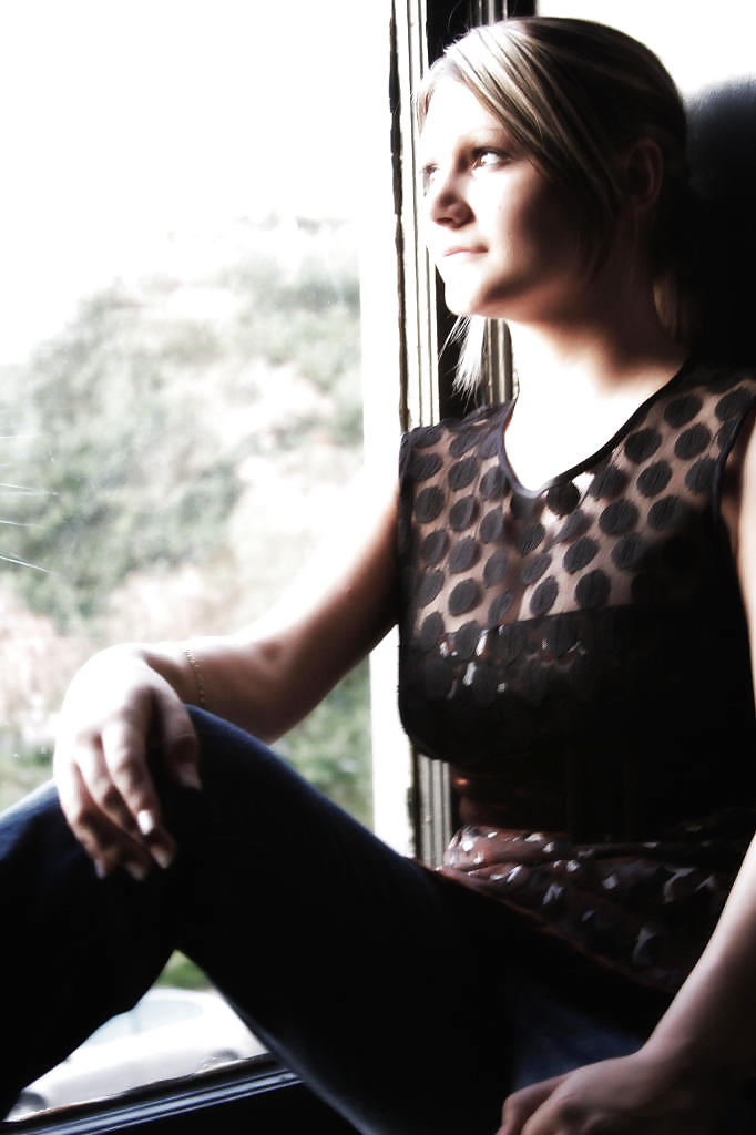 AMATEUR JULIA SHOWING OFF pict gal