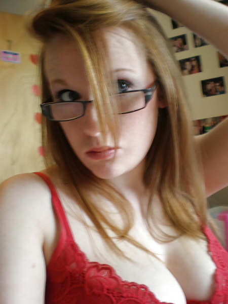 UK hottie posing in her glasses pict gal