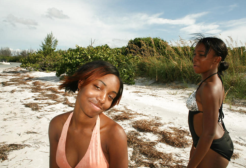 CUTE BLACK TEENS ON THE BEACH III pict gal