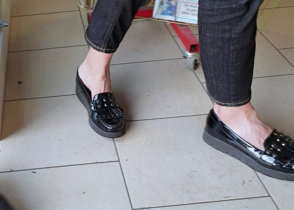 Candid feet photo #324255508