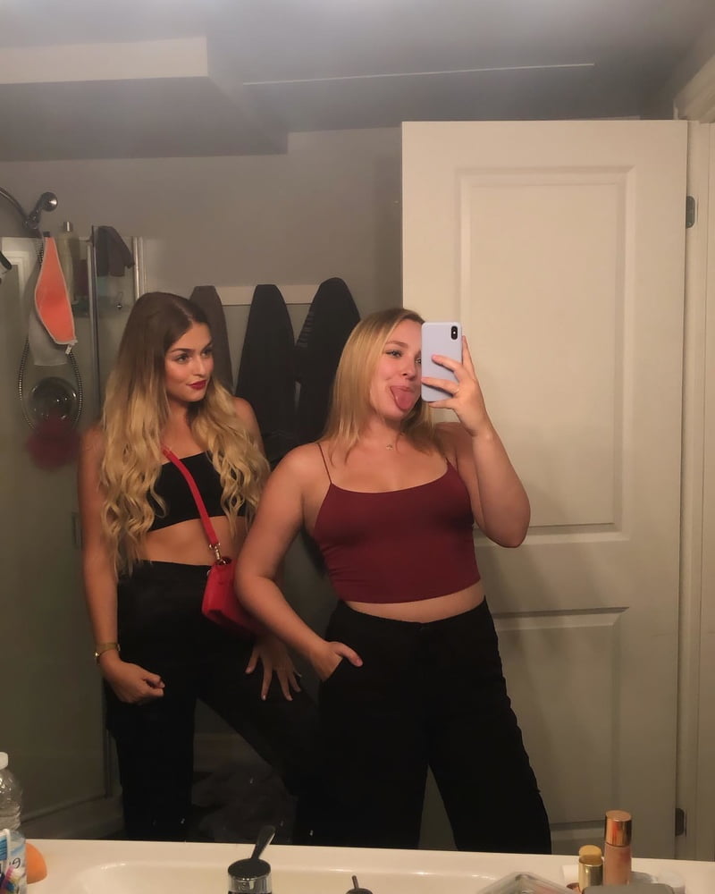 Young and sexy LESBIANS friends... pict gal