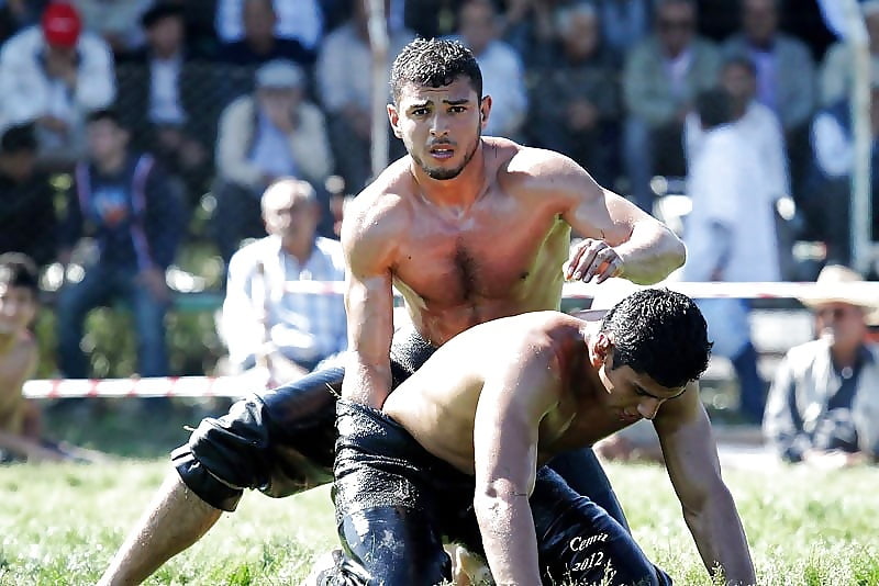 Oil wrestling. Гюреш турецкая борьба. Турецкая Гомосексуальная борьба Yagli gures. Гюреш турецкая борьба naked. Борьба Яглы гюреш чемпионы.