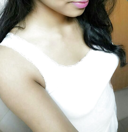 Exposing Indian 18 pict gal