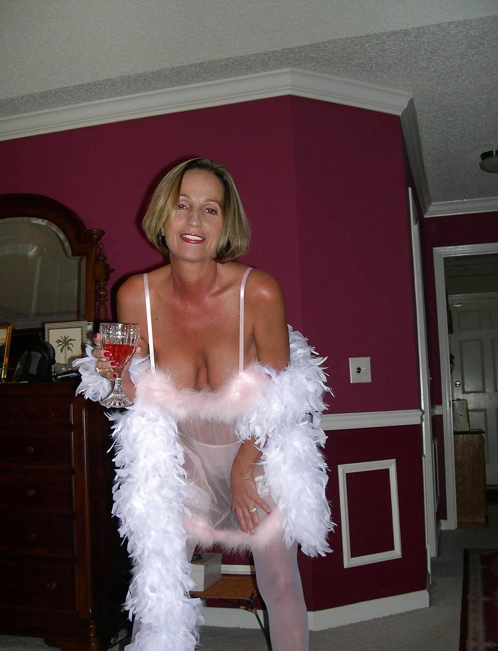 HORNY MILFS 42 pict gal