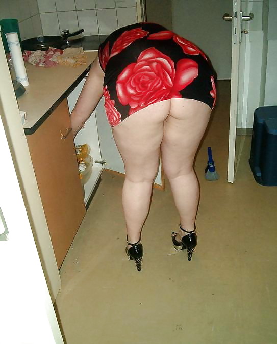 BIG Round & FAT Asses in the Kitchen! #1 pict gal