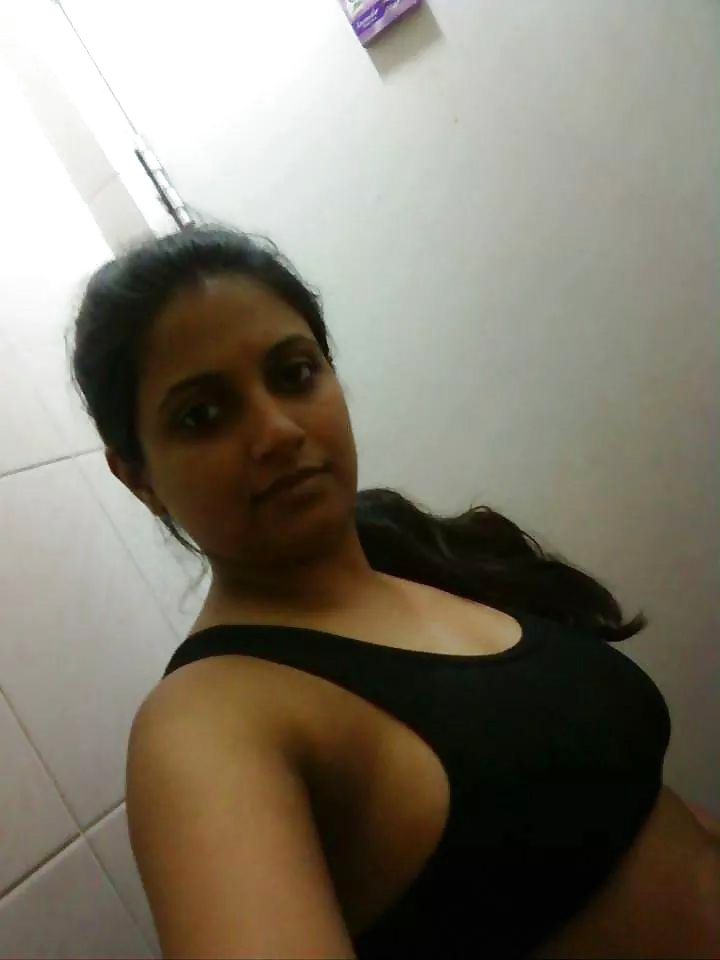Sexy South Indian Aunty Hot Webcam Pics 13 Pics