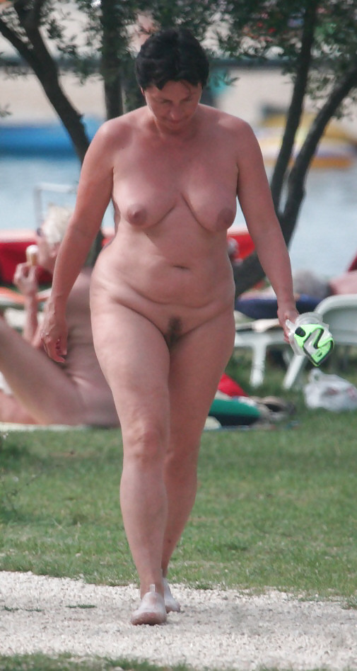 Outdoor naked 1 (Older women special) pict gal