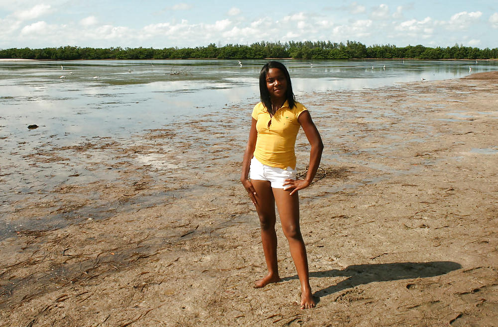 CUTE BLACK TEENS ON THE BEACH III pict gal