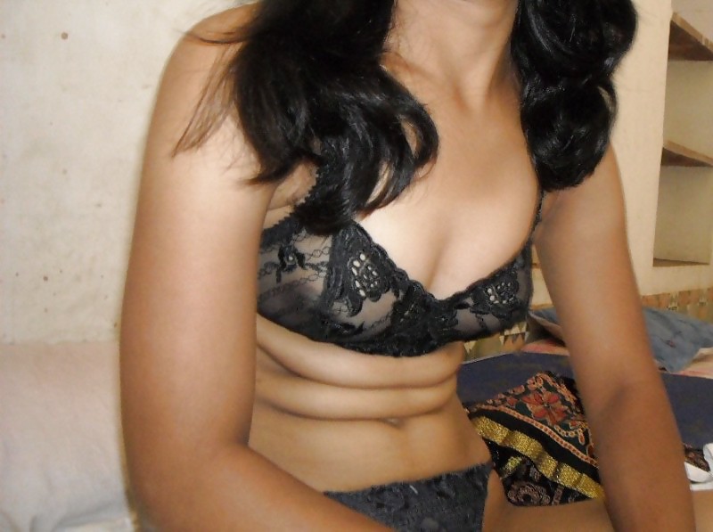 Indian wife posing in black bra and panty pict gal
