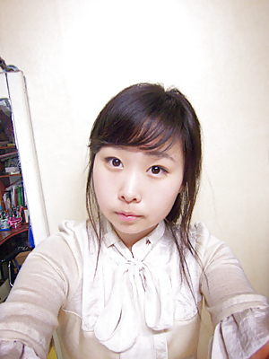 Korean girl takes self pics pict gal
