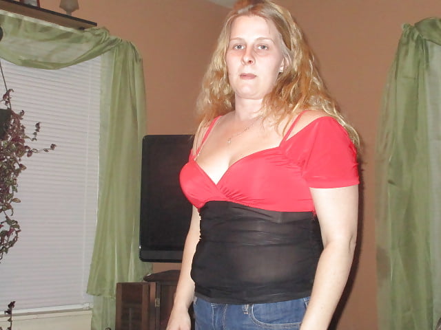 trying on outfits for  my trip pict gal