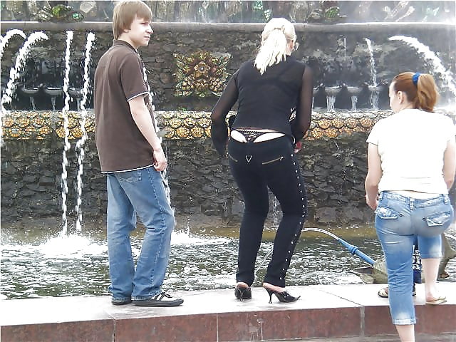 Candid young slut : thong V pict gal