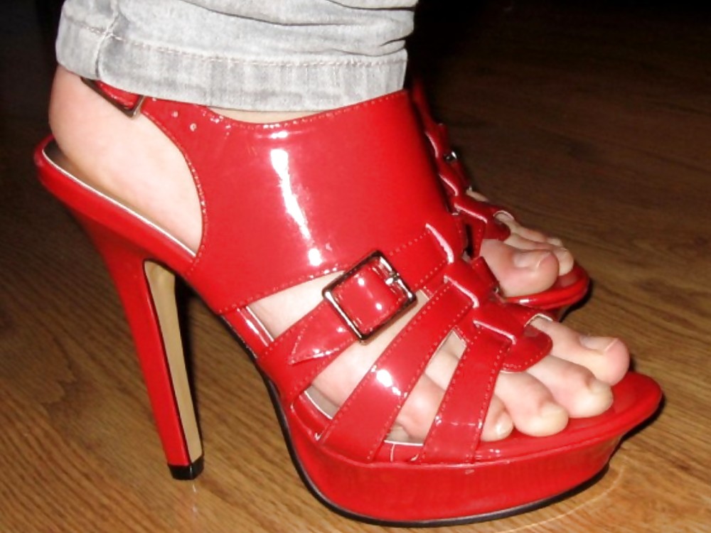 wifes feet in red heels pict gal