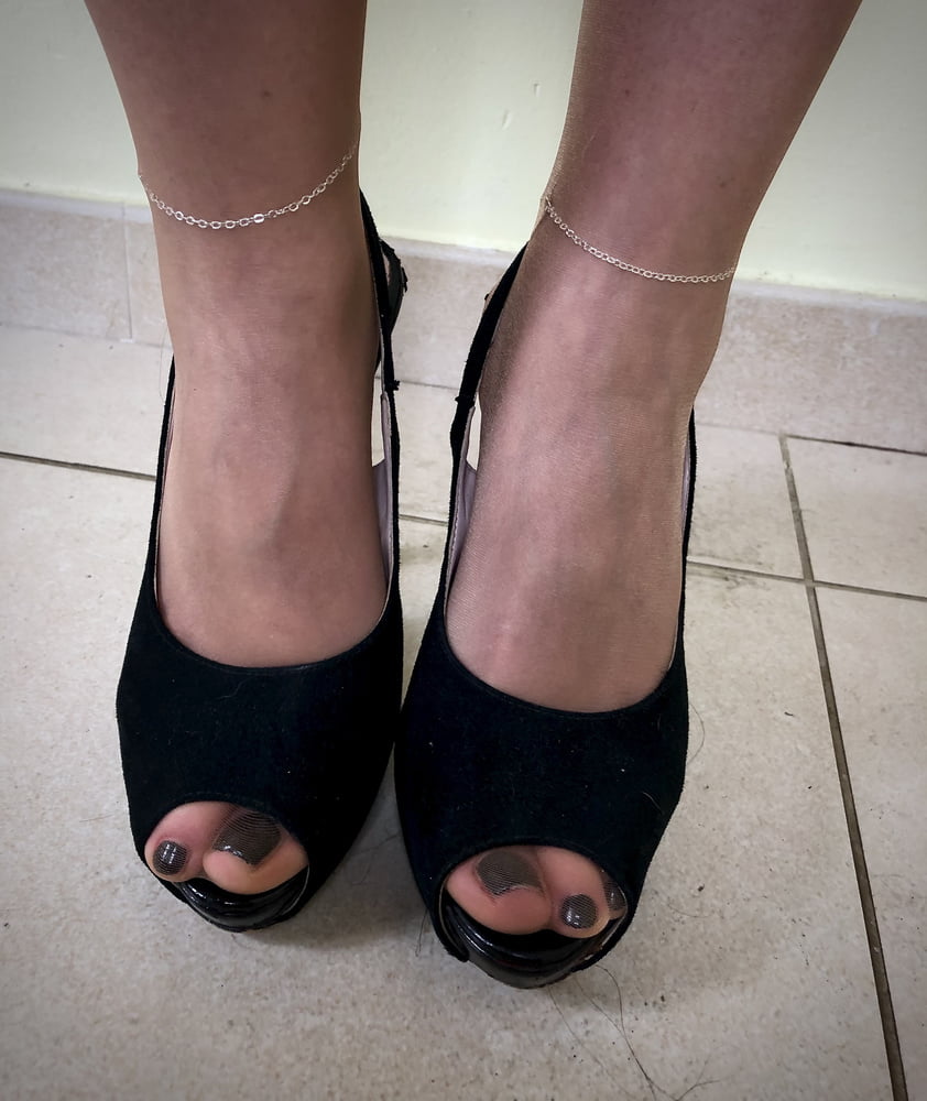 Giada Feet and Heels for a Night at The Club - 10 Pics 