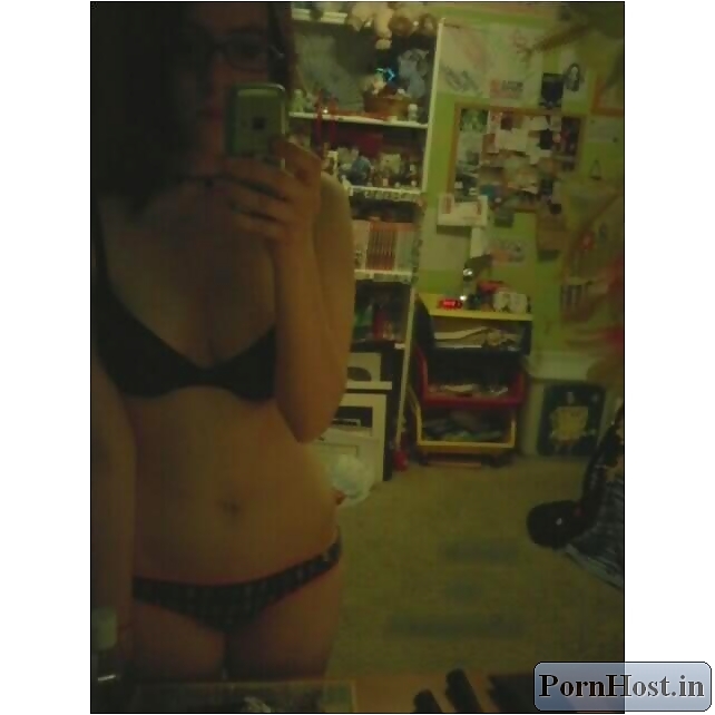 Hot Brunette pict gal