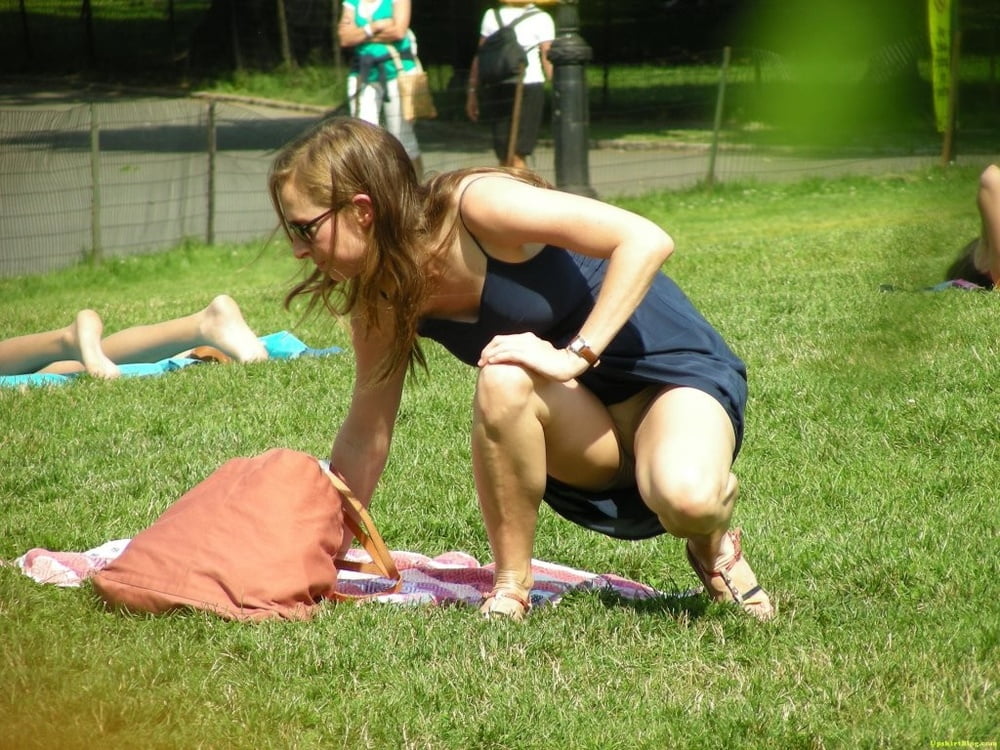 Outdoor upskirt chicktrainer bgg