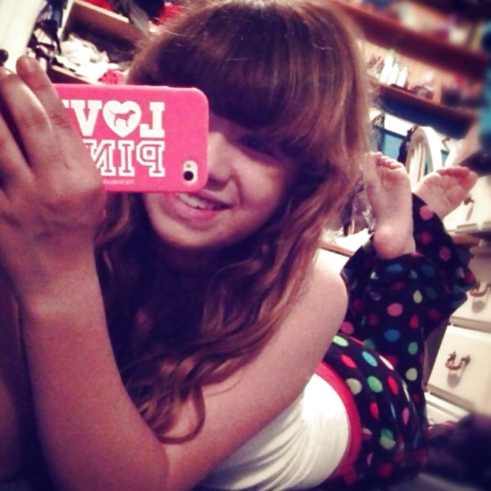 selfshot girls feet pose!!! pict gal