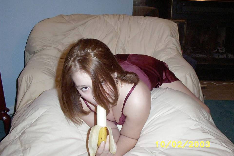 Chubby teen plays whit banana pict gal