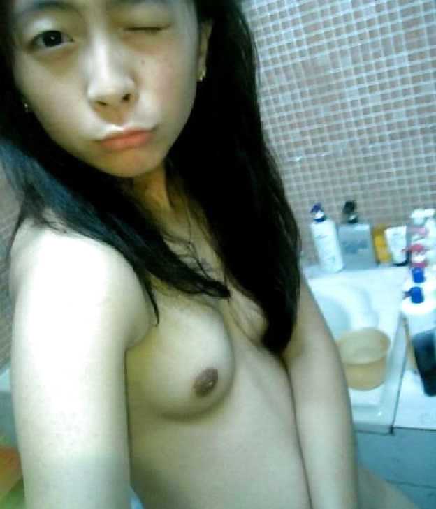 CHINESE - Slutty Girl Selfshot in Bathroom Part 2 pict gal