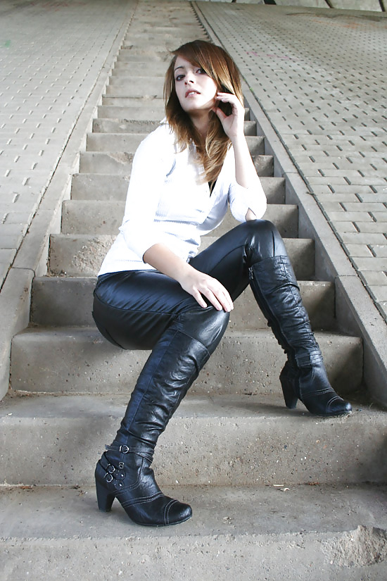 Alina in leather pict gal