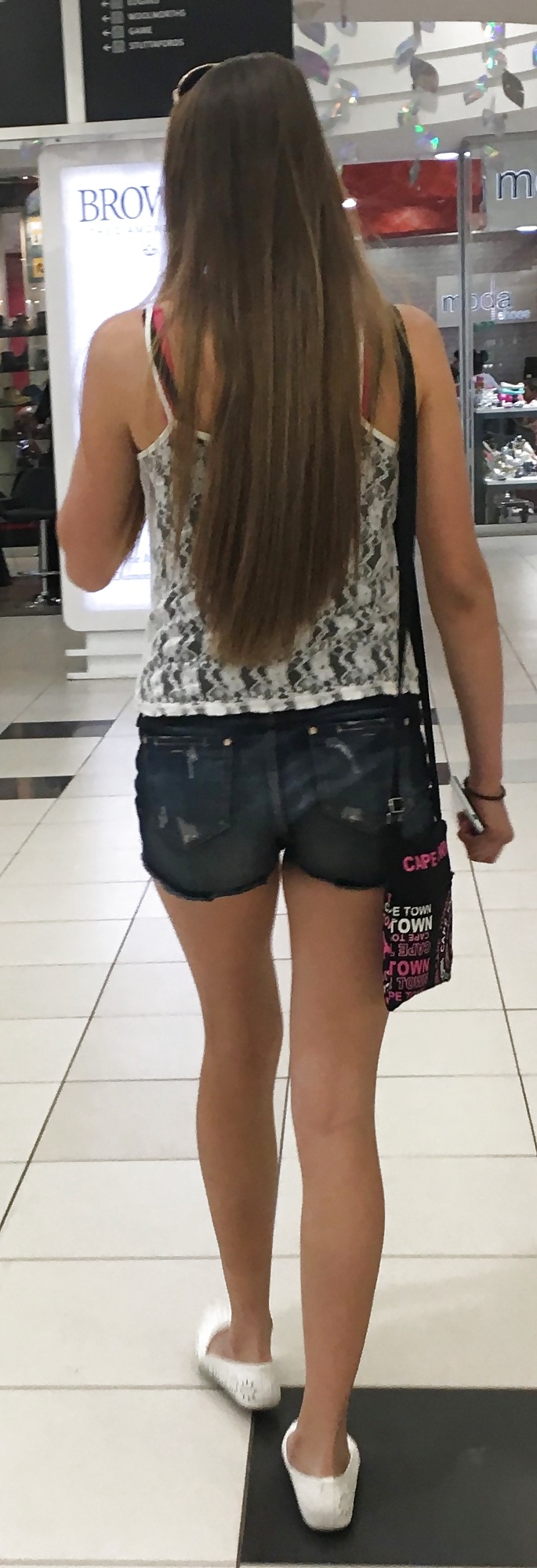 One tight tanned mall teen pict gal