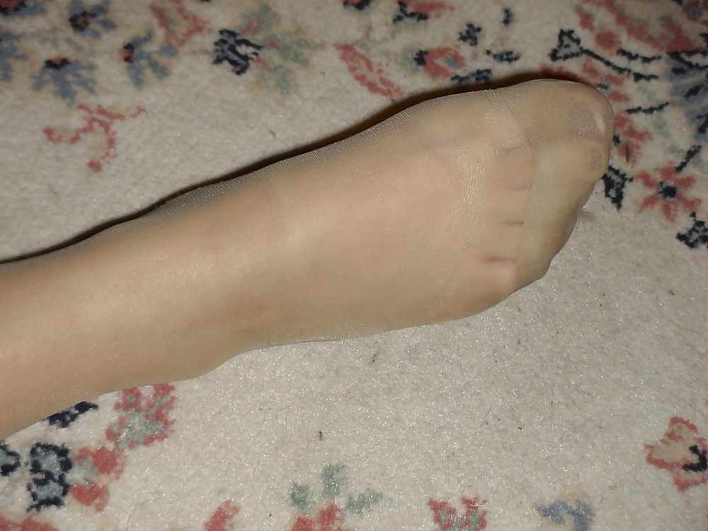 Girlfriend pantyhosed feet pict gal