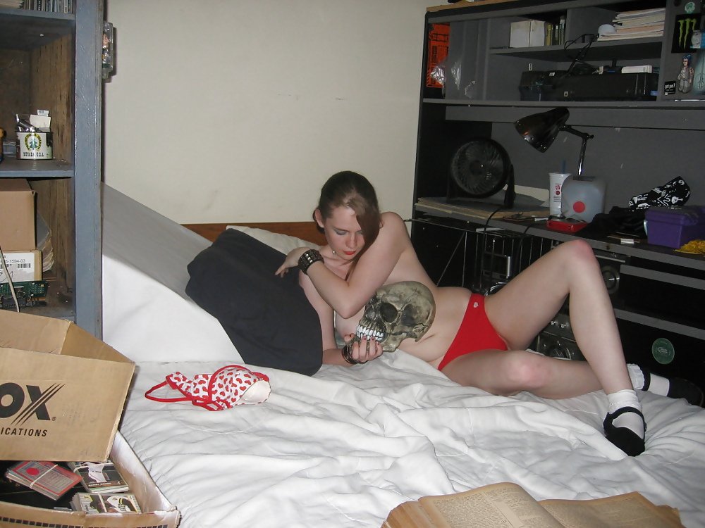 Weird Girl with a skull! pict gal