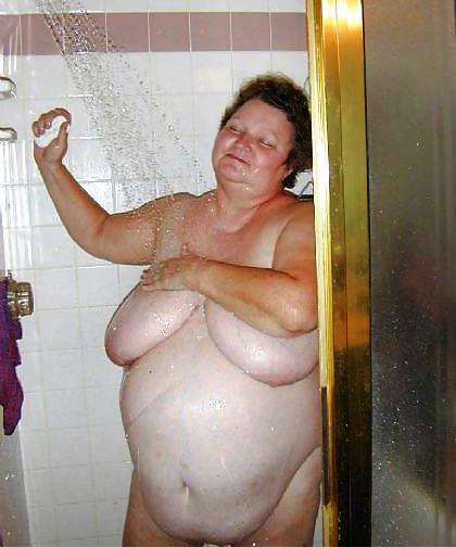 Older women in bath. pict gal