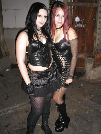 Goth girls are so fucking sexy...
