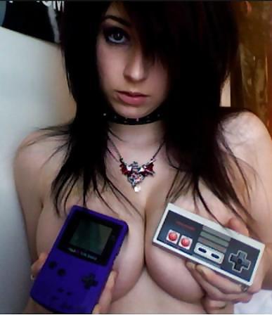 Girls & Video Games - by Barthi pict gal