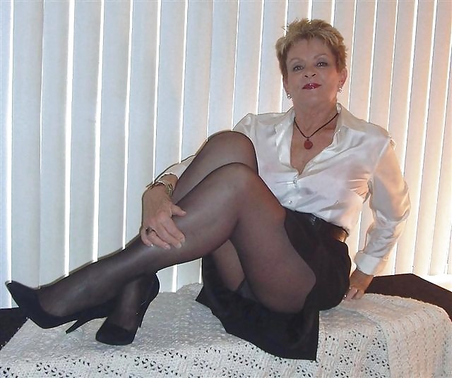 MILFs, Mature, Pantyhose, Nylons, Legs and Heels 1 pict gal