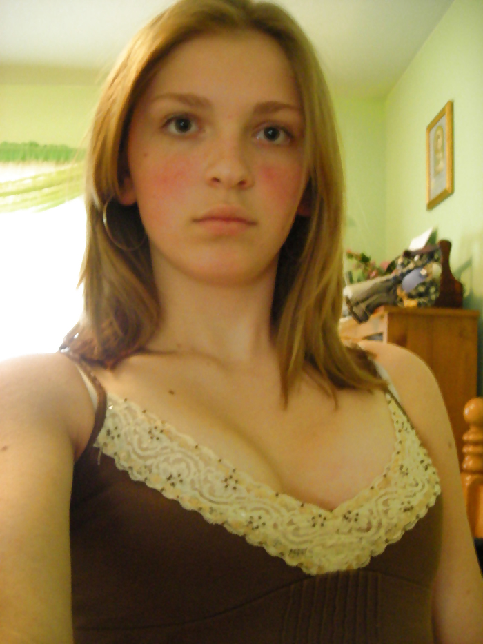 Innocent looking teen poses nude pict gal