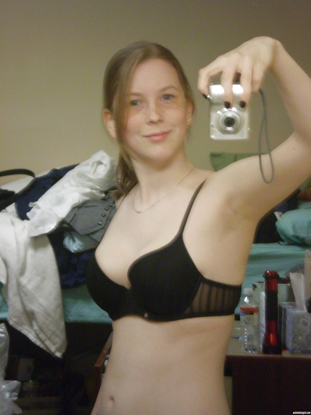 SELF SHOT BUSTY TEEN pict gal