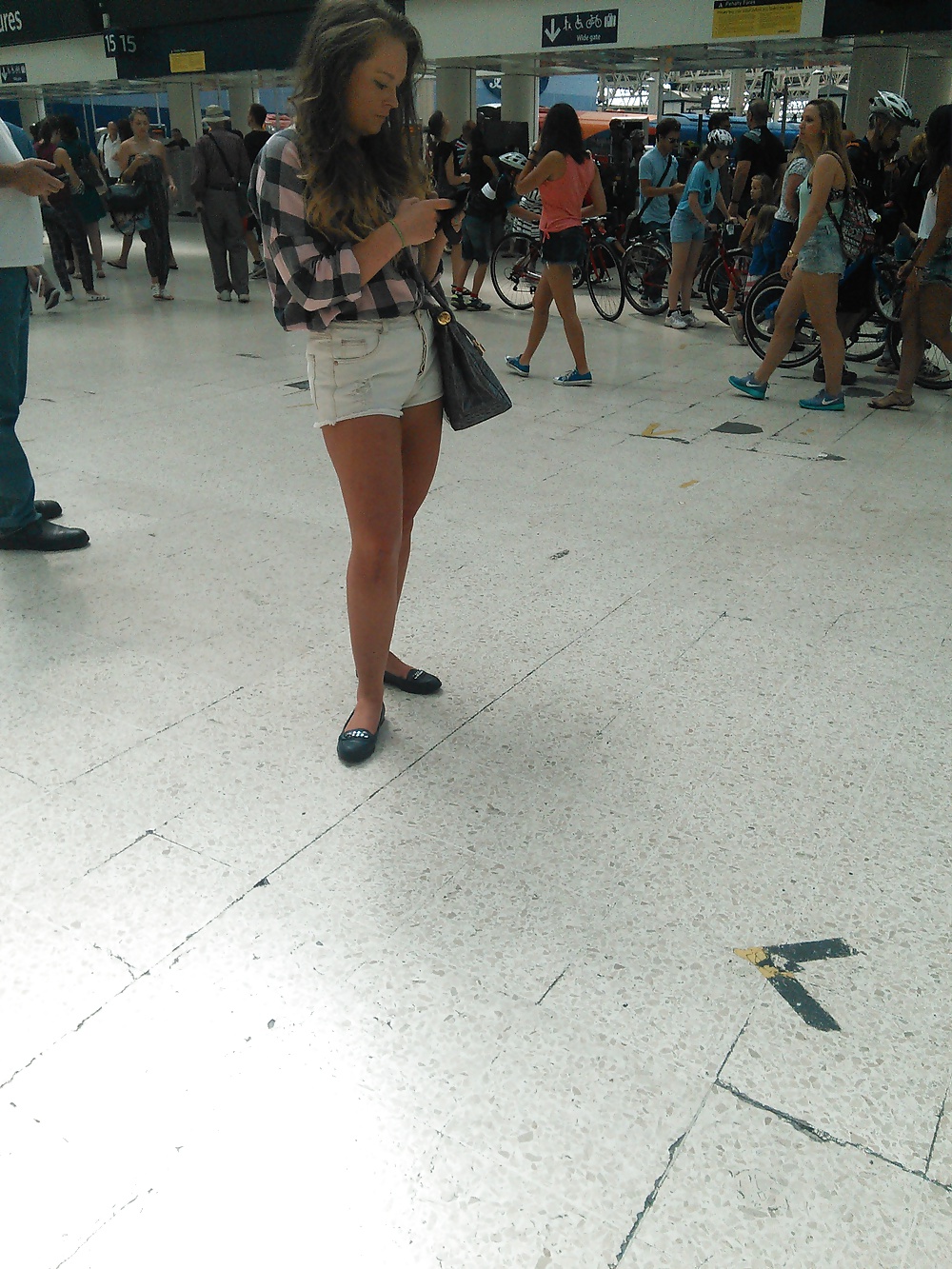 Londonperv's Candids 2014 - At the Station vol 3 pict gal