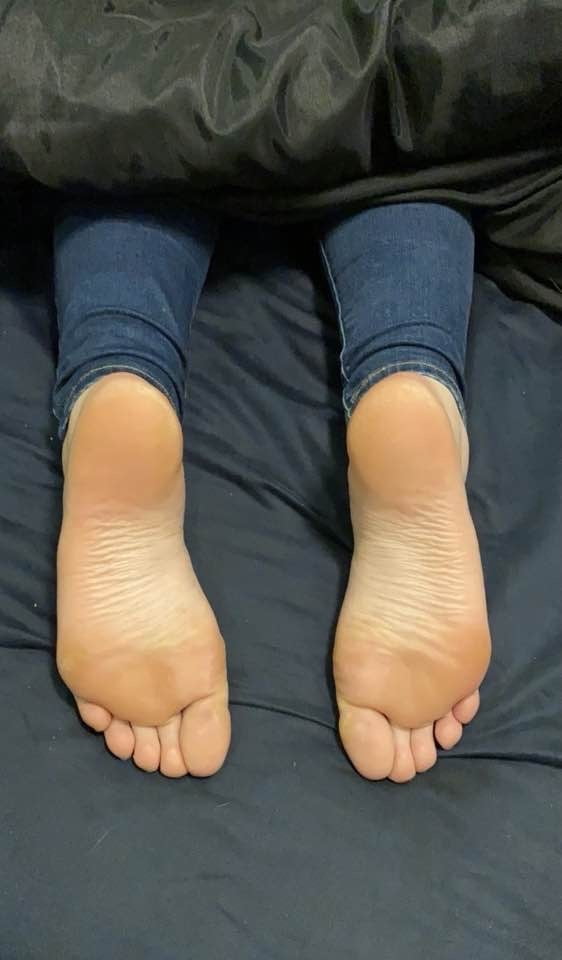 Reddit Cuck's girl's feet and legs (23) - 6 Photos 