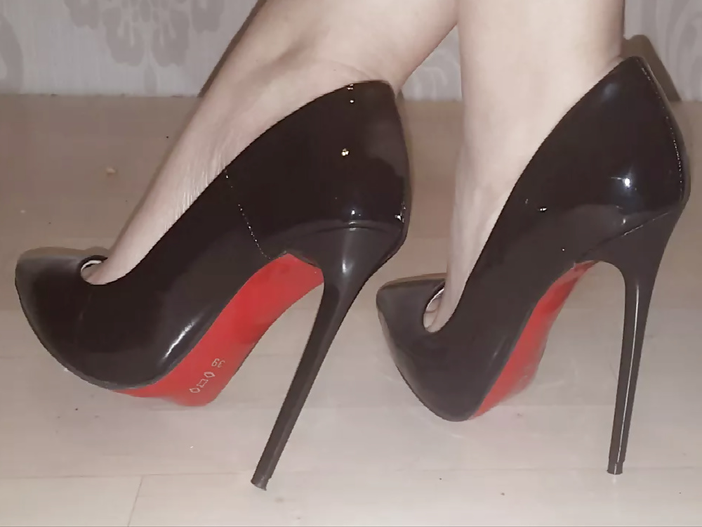 Legs & feet in sexy high heels pict gal