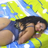 en cama provandome ropa