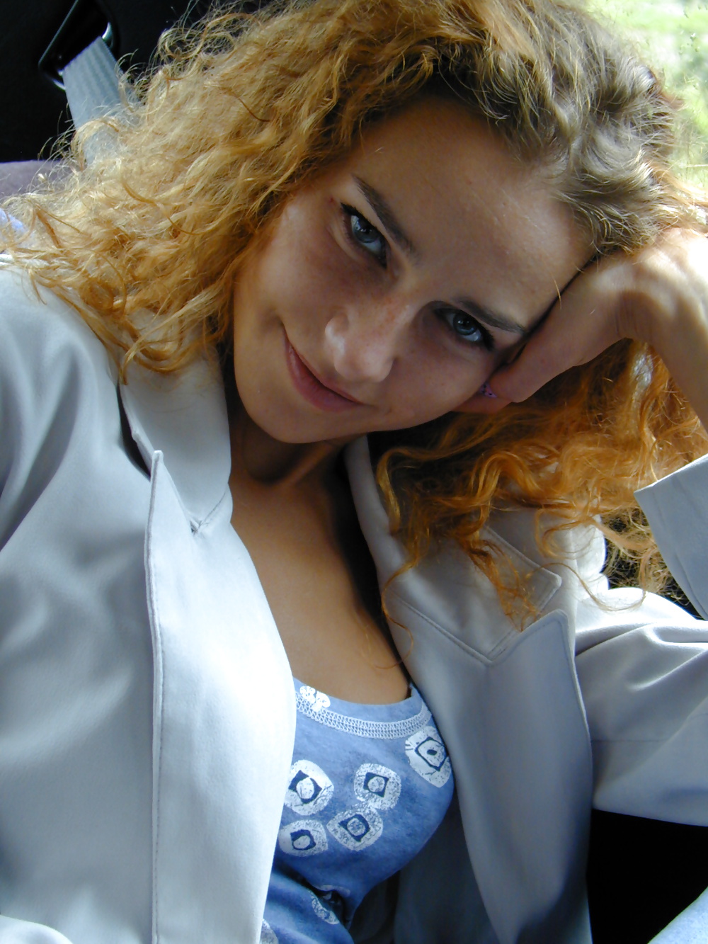 Hot Curly Woman Posing Infront Camera pict gal