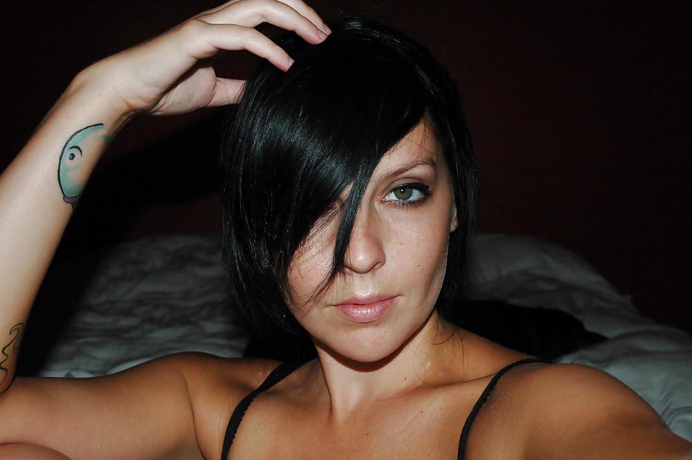 Who wants to see her naked? 3 pict gal