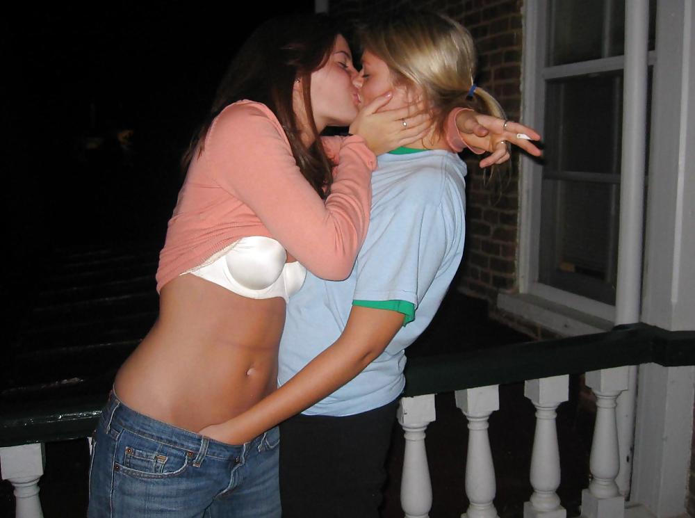Kissing girls 3 pict gal