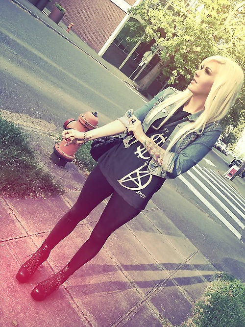 Hot Blonde Hot 2 pict gal
