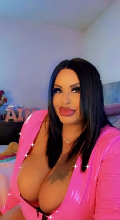 pink latex thicc bbw goddess cuckholdress domme queen         