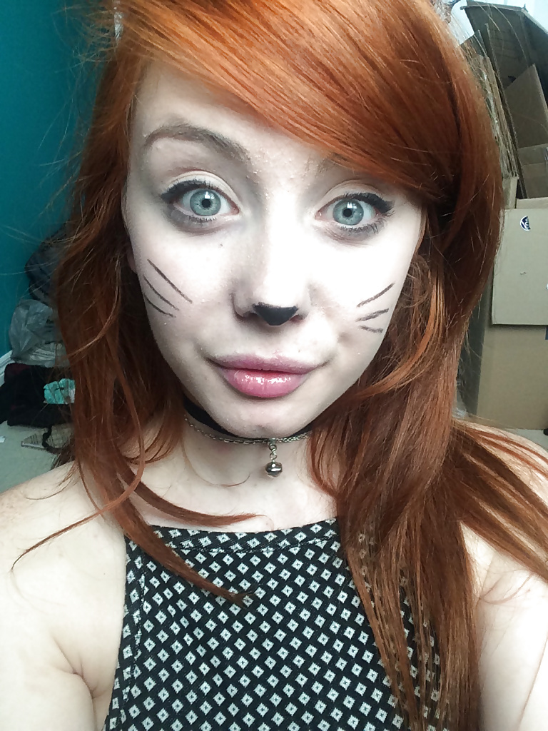 Redhead kitty spread her kitty pict gal