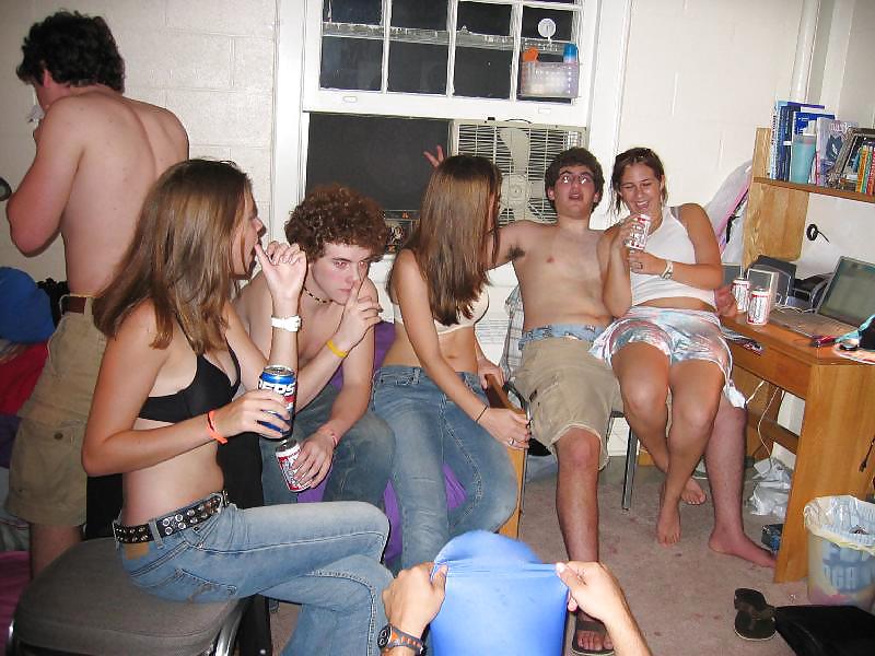 Bra Babes 34 pict gal