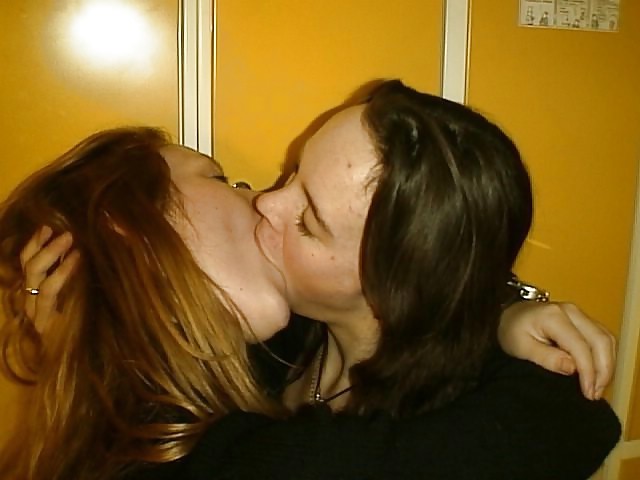 GIRLS KISSING pict gal