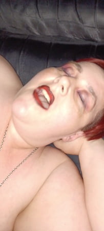 karcelyne shows her pleasure         